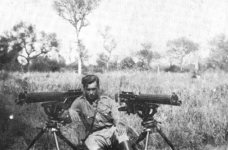Парагвайский офицер с двумя захваченными боливийскими пулемётами
