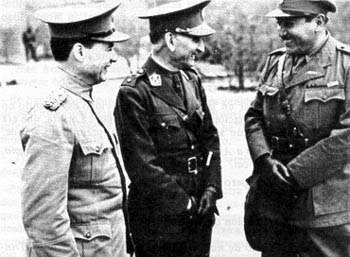 Хосе Феликс Эстигаррибиа (слева) и боливийский генерал Энрике Пеньяранда (справа) в день заключения перемирия 12 июня 1935 года