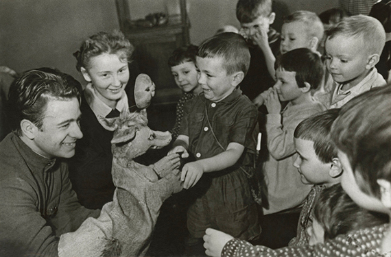 Михаил Грачев. Дети в кукольном театре. 1950-е