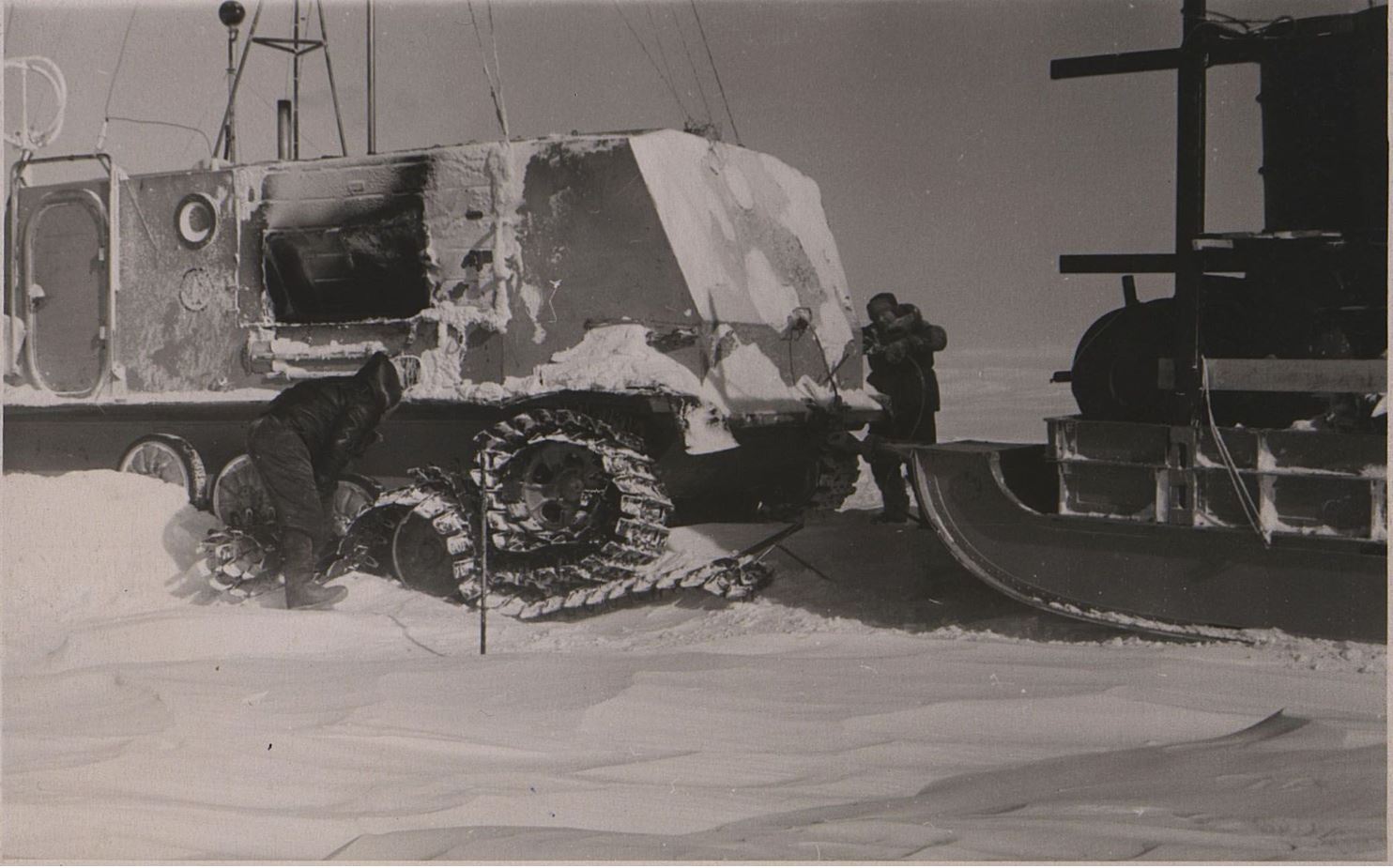 Неизвестный фотограф. Устранение поломки санно-гусеничного поезда во время похода к Южному полюсу недоступности. 1958–1959 гг.