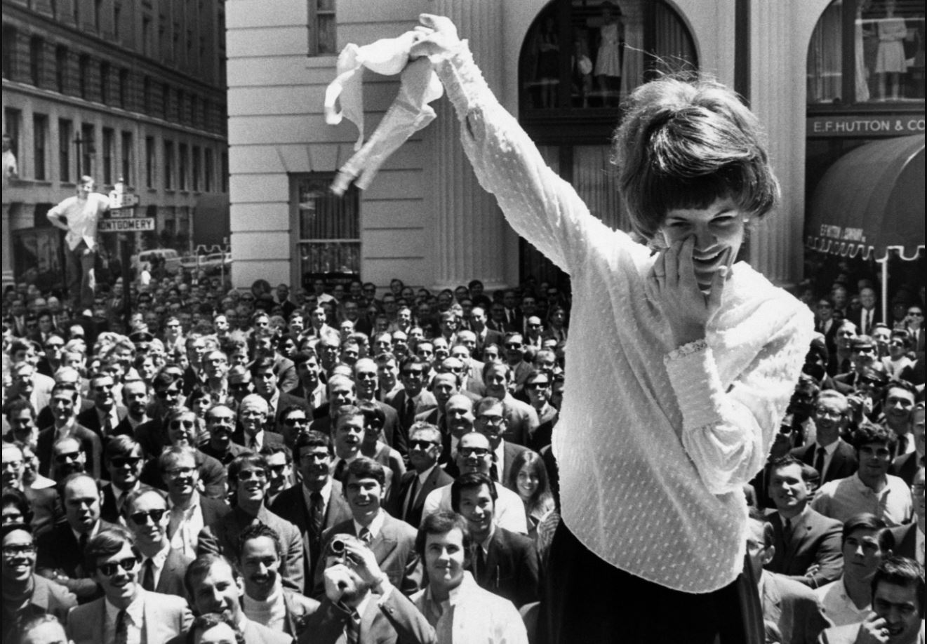 Акция протеста против бюстгальтера возле универмага в Сан-Франциско 1 августа 1969 года.